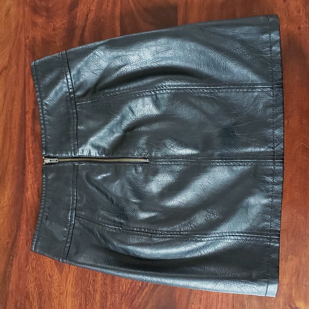 FREE PEOPLE Faux Leather Black Mini Skirt “Zip To It” | SIZE 2 - Picture 5 of 13